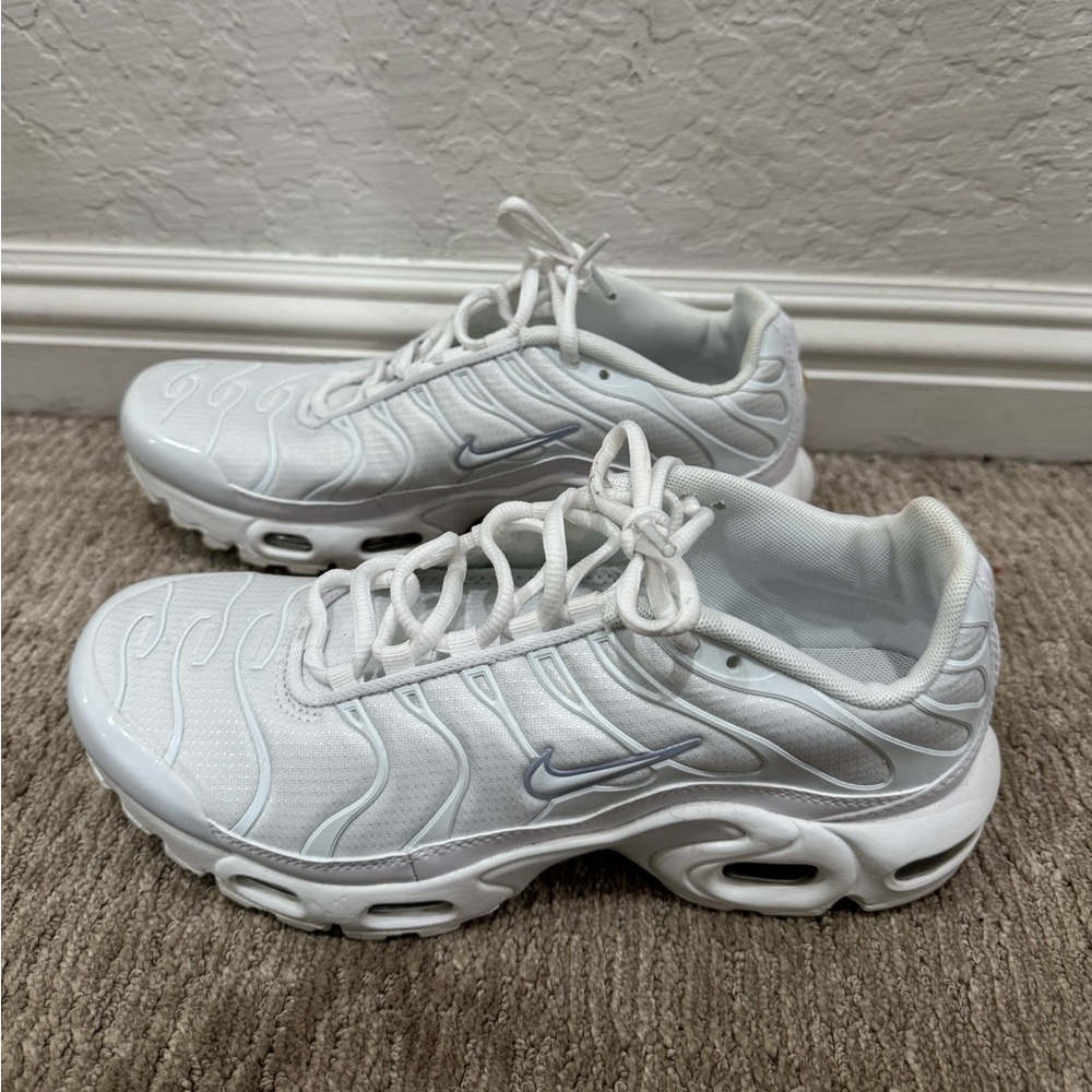Nike Air Max Plus 
White size 7y